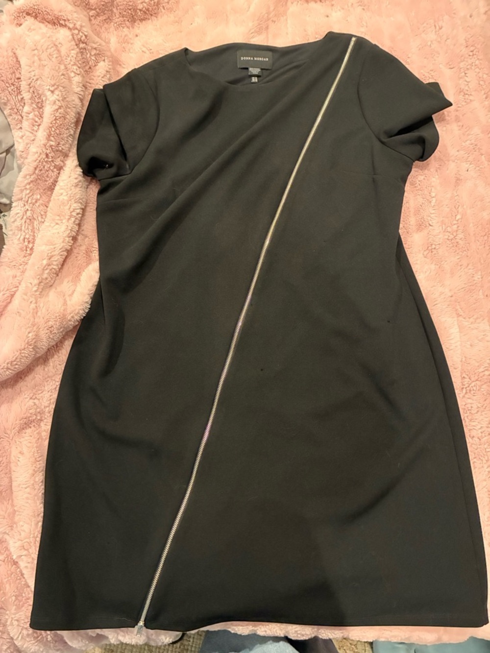 Donna Morgan Black Short-Sleeve Shift Dress with Diagonal Silver Zip